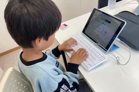 タイピング練習も併せて行うので、プログラミングの基礎もバッチリ！
