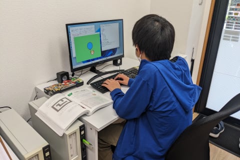 プログラミングレッスンの風景　Pythonゲームプログラミング講座を受講中。