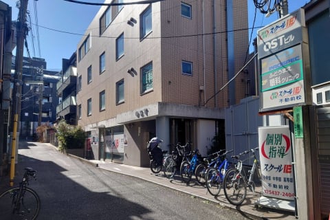 スクールIE不動前校へお入りください！プログラミングについての質問も大歓迎です。