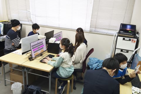 お子様1～2名に対して先生1名の超少人数制。