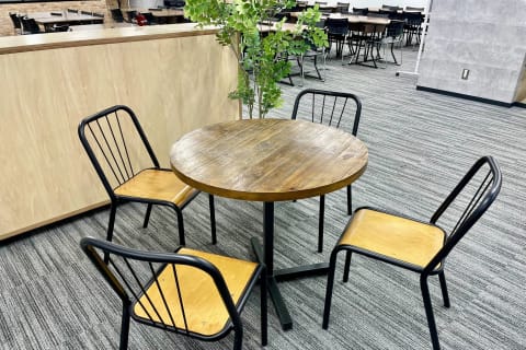 保護者の待機スペースです。ソファー席もございます。たまにお昼ご飯を食べている生徒もいます