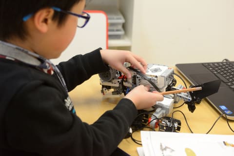【小学３年生以上：ワールドロボティクス】プログラミング教材「EV3」を使い、論理的な思考力を養います。