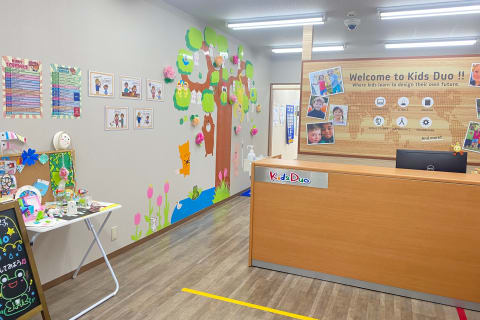 スクールの受付です！笑顔でお出迎えいたします！