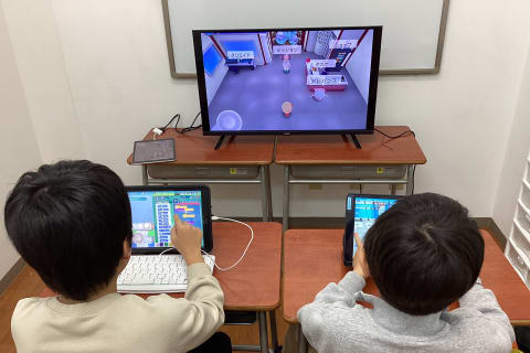 タイピングとクリエイトのプログラミングを組んでいます。小学校２年生と小学校５年生の他学年で楽しく学んでいます。