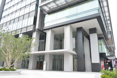 郵便局の前を通り、ローソンさんの横の自動ドアから中へお入りください。