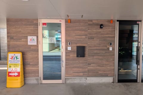 入口が2つありますが、本校は左の入口となりますのでインターホンをお鳴らし下さい！