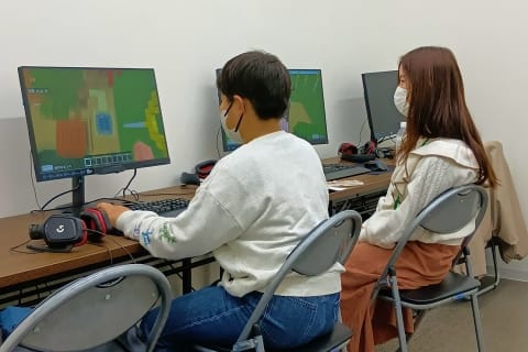 パソコンをさわるのがはじめてでも大丈夫。頼れる先生が、一人ひとりの”できた！”を応援します。