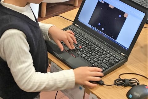 いろいろな年齢の子が一緒に参加。お兄さん達の作品を見るのもよい刺激。（湯島教室）