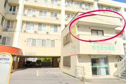 安岡中学校向かいにある薬局さんの2Fです！