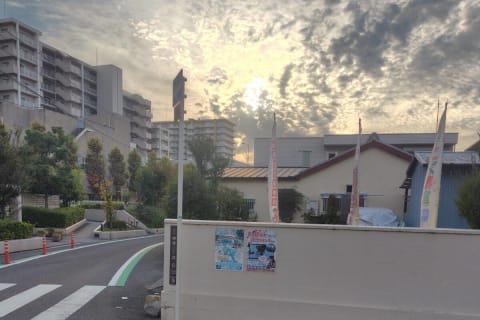 外にポスターを貼っています