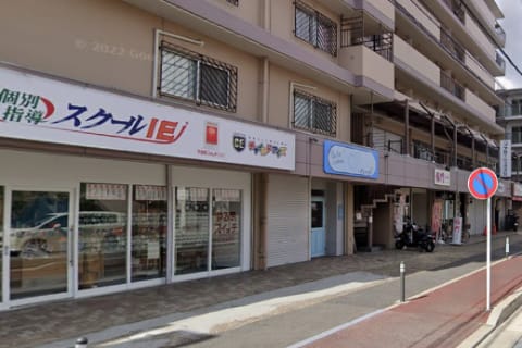 龍谷大学深草キャンパスと同じ師団街道沿いにあります。