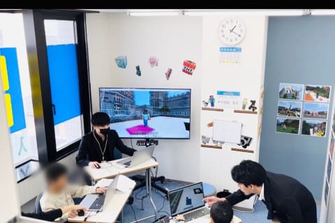 １人１台、PCを使って指導しています♪