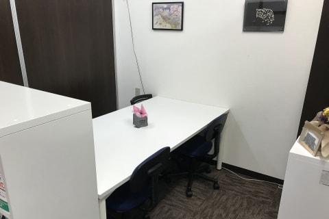 生徒同士向き合ってプログラミング！仲間と知恵を出し合います。