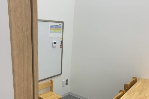 お友達のことが気になって、ひとりでじっくりとやりたいお子様へは小さなお教室もご用意しています。