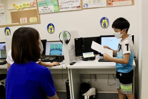 発表会に向けて、講師と一緒に練習中！