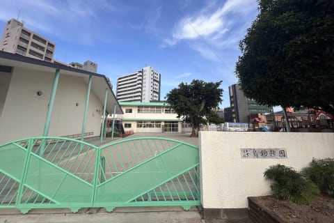 田島歯科より左折して直進し、突き当りが荘島幼稚園です。