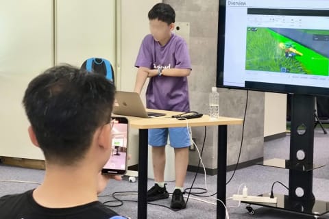 初心者の小学生からでも本格的なゲームが作れます。