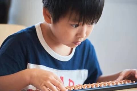 集中する男の子