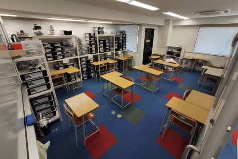 Crefus上大岡校。京浜急行・横浜市営地下鉄 上大岡から鎌倉街道を横浜方面へ徒歩4分。