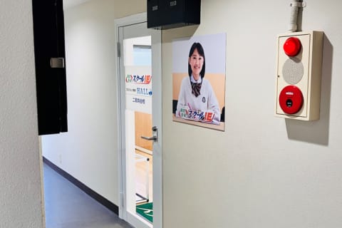 階段を上がっていただくと、2階の右手側に教室がございます