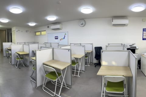 明るい教室で学びやすい雰囲気ができています！