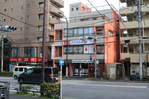 教室外観　明治通り沿い　業務スーパーさん並び