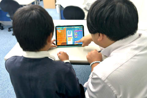 分からないところは、答えを教えるのではなく、プログラムをどう組み立てればいいのか、一緒に考えるようにしています。