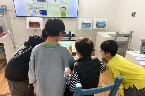 ある生徒が制作中のゲームの周りに、別の生徒たちが自然と集まってきた場面です
