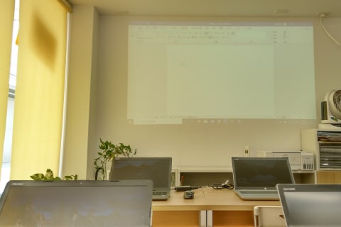 教室後方からの様子です。逆光のためロールスクリーンを下ろしています。