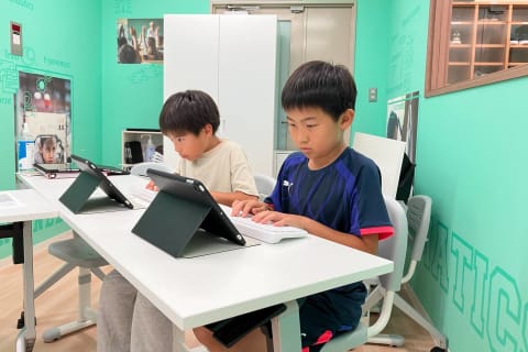 正しい指使いでタイピングスキルも磨いていきます！※写真掲載について保護者様に承諾をいただき掲載しております。