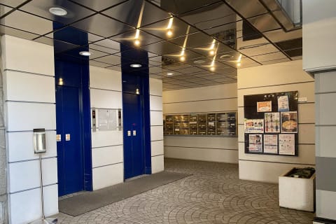 エレベーターを利用してお上がりください。