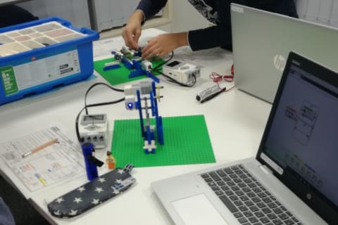 ものづくりを通じて理数系の基礎知識からプログラミングまでじっくり学びます