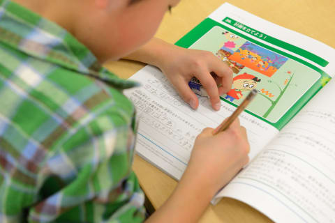 【小学２年生以上：ワールドサイエンス】数学的な言語や図表を使い、答えを推測したり検証したりする力を養います。