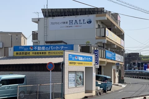 教室のある建物の外観です。 この建物の１階に教室があります。