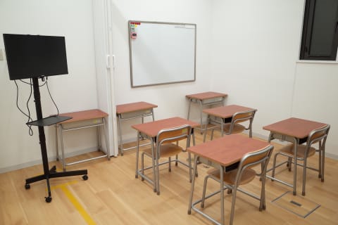 大教室とプレゼンテーション用のモニター