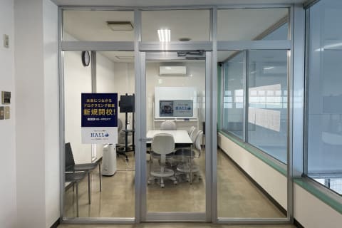プールを上から見渡せる2階の教室！スポーツクラブならではの眺めです♪