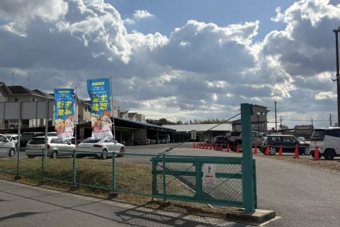 三洋堂書店(香芝店)南側からも出入りすることができ、お客様駐車場があります。