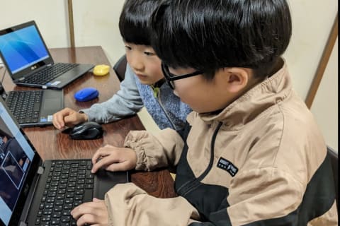 PCを並べて楽しく学んでいます