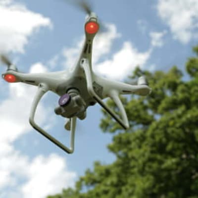 飛んでいるドローン