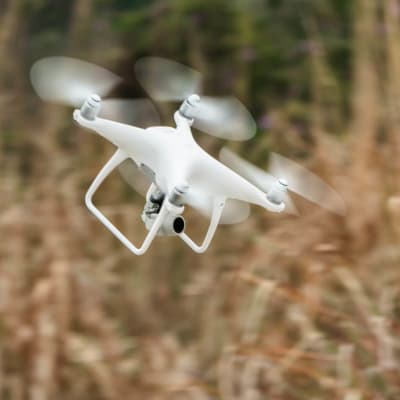 草むらの中を飛ぶドローン