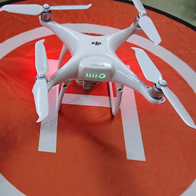 白色のドローン