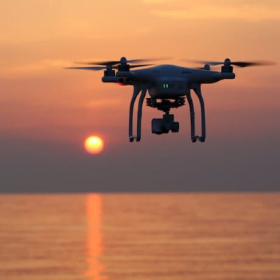 飛んでいるドローン