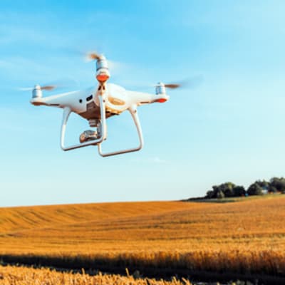 青空を飛ぶドローン