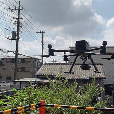 街中で浮遊するドローン