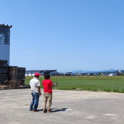 青空でドローンを飛ばす
