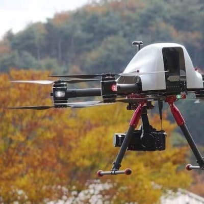 飛んでいるドローン