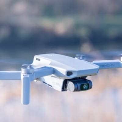 空を飛ぶドローン