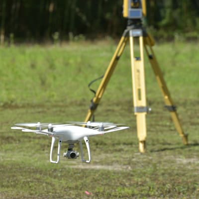 測量をするドローン