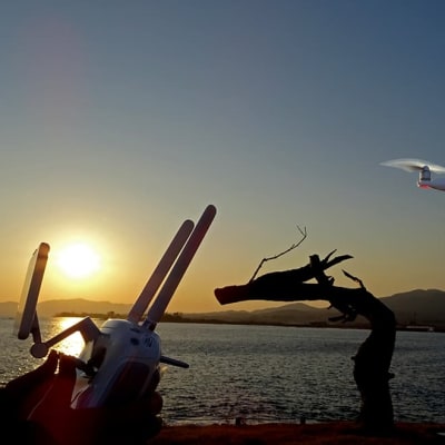 飛んでいるドローン