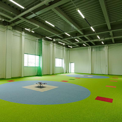 屋内飛行場です。GPS電波等の影響...